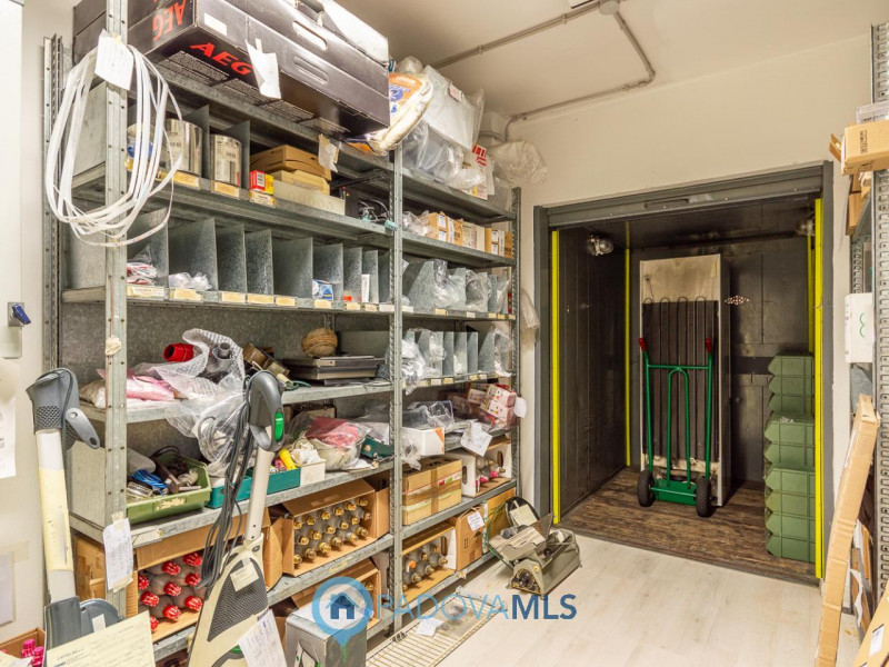 Immagine 15 di Negozio in vendita  a Padova