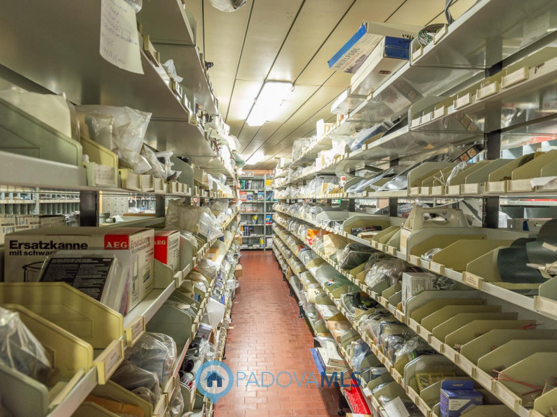 Immagine 16 di Negozio in vendita  a Padova