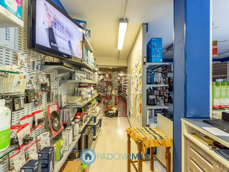 Immagine 17 di Negozio in vendita  a Padova