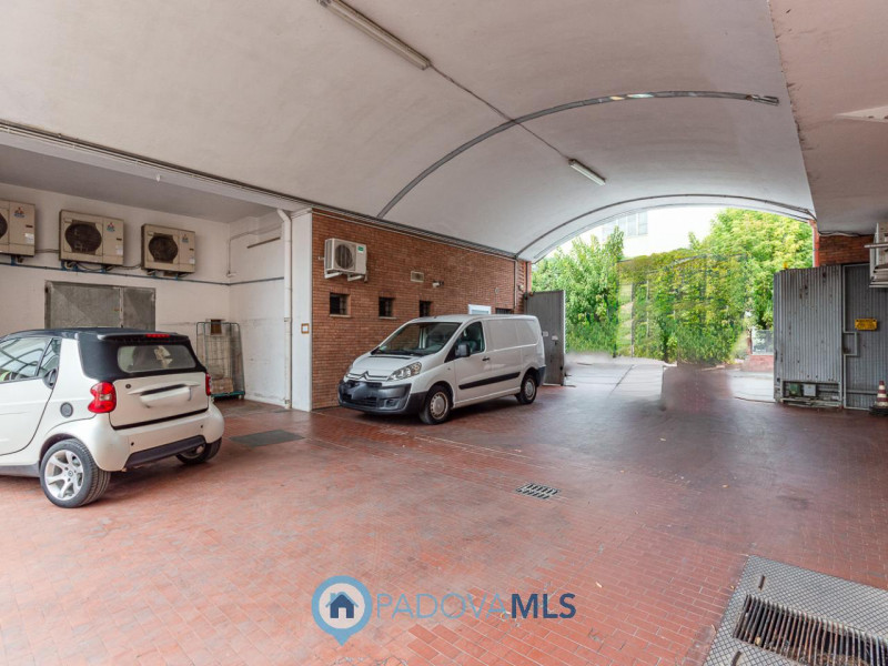 Immagine 18 di Negozio in vendita  a Padova