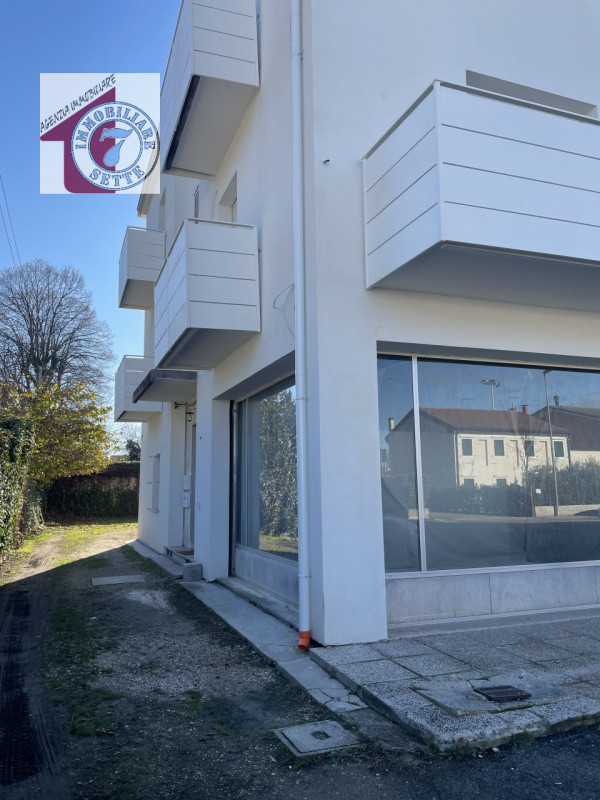 Immagine 3 di Negozio in vendita  in via dei contarini a Piazzola Sul Brenta
