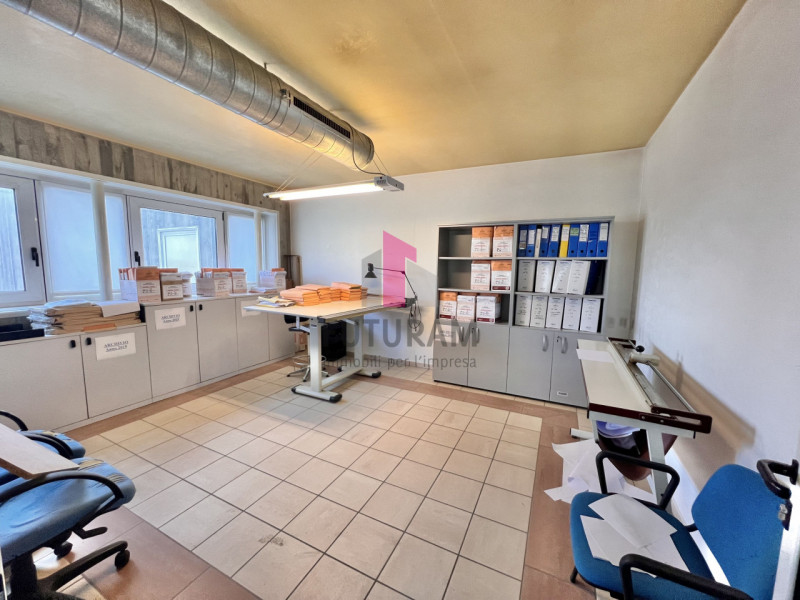 Immagine 11 di Ufficio in affitto  a Costabissara