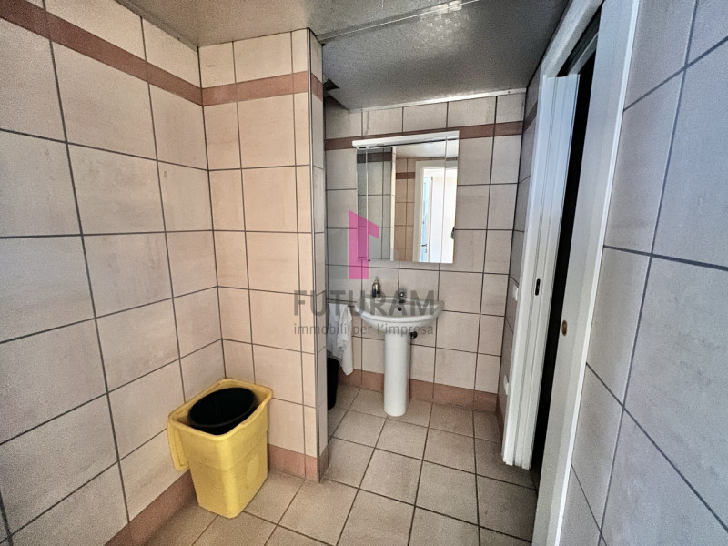 Immagine 15 di Ufficio in affitto  a Costabissara