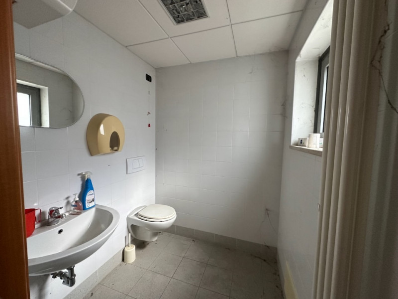 Immagine 10 di Ufficio in vendita  in Via degli Artigiani 14 a Este