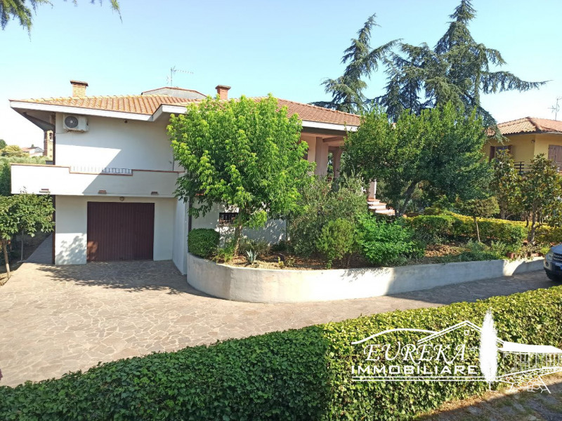 Immagine 5 di Villa in vendita  in via roma 152 a Castiglione Del Lago