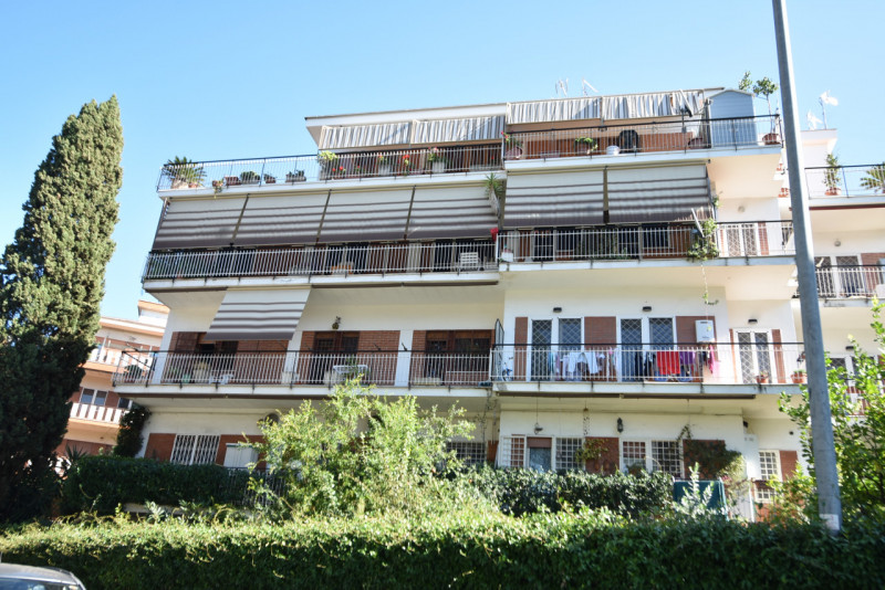 Immagine 1 di Appartamento in vendita  in VIA SAVIGNONE a Roma