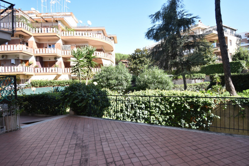 Immagine 2 di Appartamento in vendita  in VIA SAVIGNONE a Roma