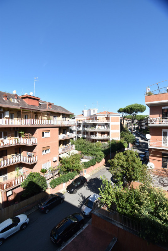 Immagine 4 di Appartamento in vendita  in VIA SAVIGNONE a Roma