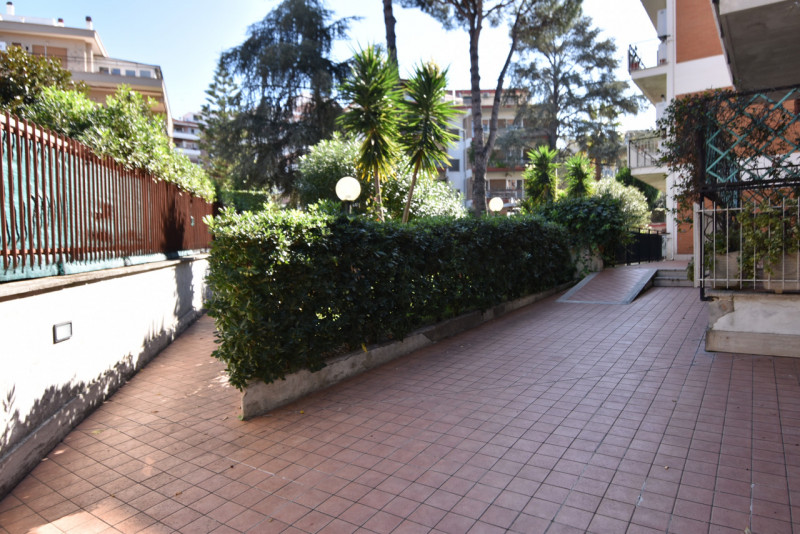 Immagine 6 di Appartamento in vendita  in VIA SAVIGNONE a Roma
