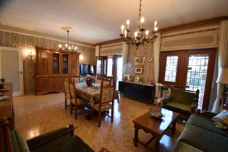 Immagine 7 di Appartamento in vendita  in VIA SAVIGNONE a Roma