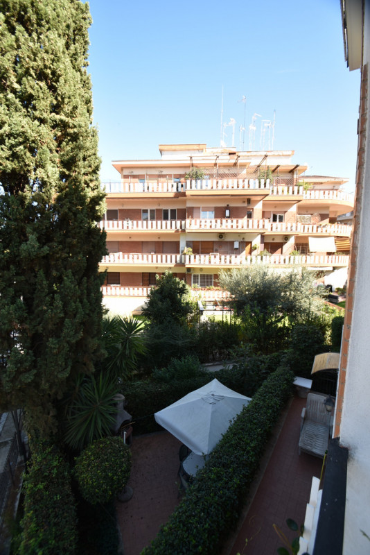 Immagine 14 di Appartamento in vendita  in VIA SAVIGNONE a Roma