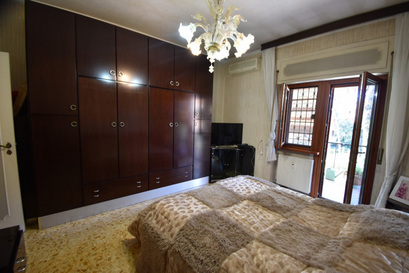 Immagine 19 di Appartamento in vendita  in VIA SAVIGNONE a Roma