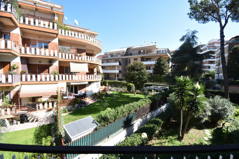 Immagine 26 di Appartamento in vendita  in VIA SAVIGNONE a Roma