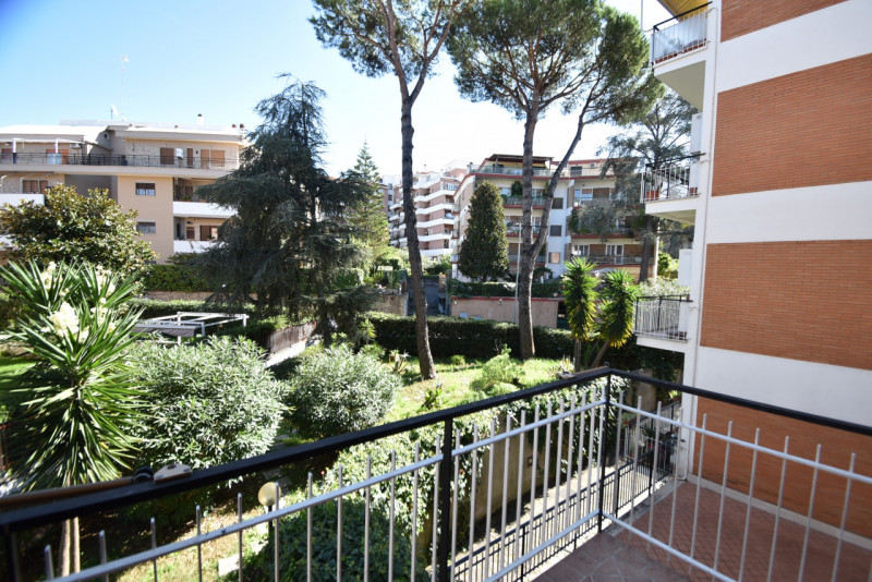 Immagine 34 di Appartamento in vendita  in VIA SAVIGNONE a Roma
