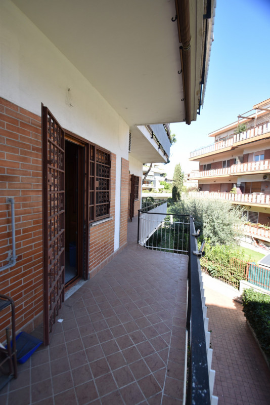 Immagine 35 di Appartamento in vendita  in VIA SAVIGNONE a Roma