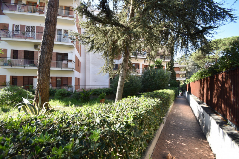 Immagine 37 di Appartamento in vendita  in VIA SAVIGNONE a Roma