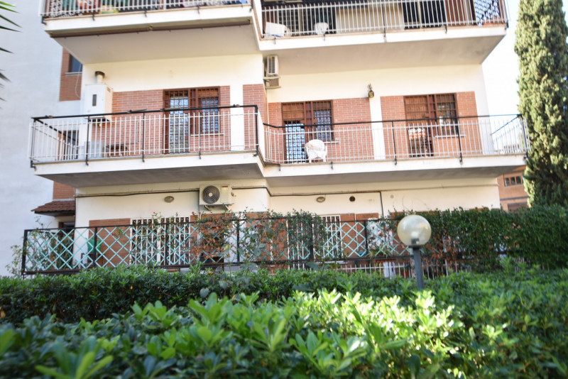 Immagine 38 di Appartamento in vendita  in VIA SAVIGNONE a Roma