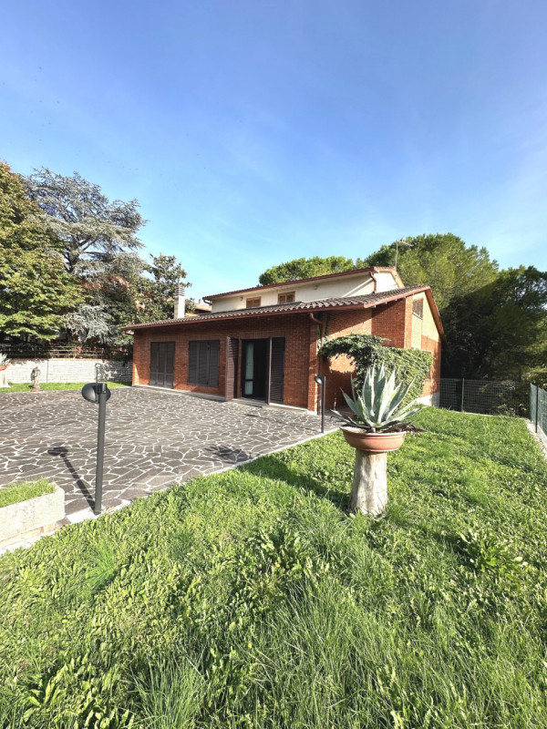 Immagine 2 di Casa indipendente in vendita  in Via delle Marche a Perugia