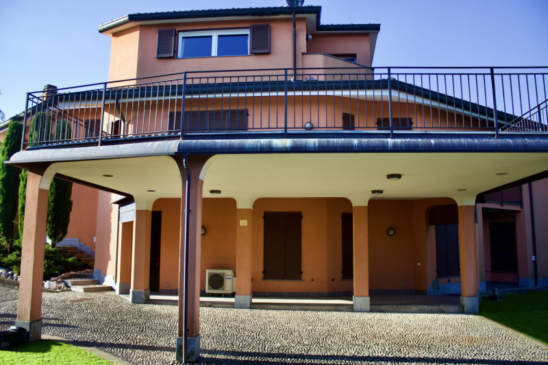 Immagine 1 di Villa in vendita  in Via Madresca 7 a Inverigo