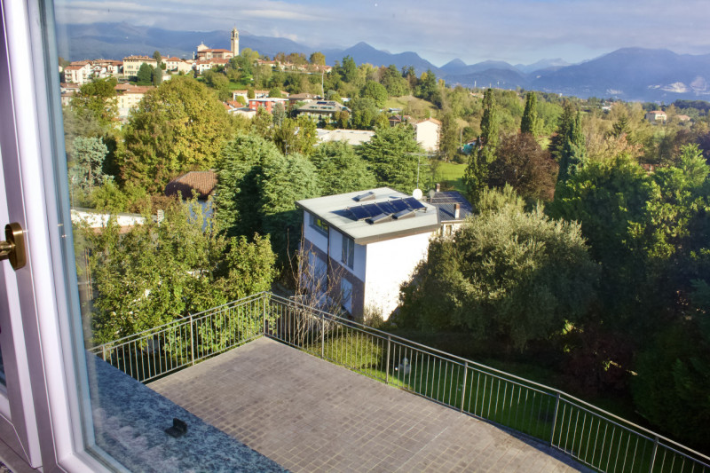 Immagine 23 di Villa in vendita  in Via Madresca 7 a Inverigo