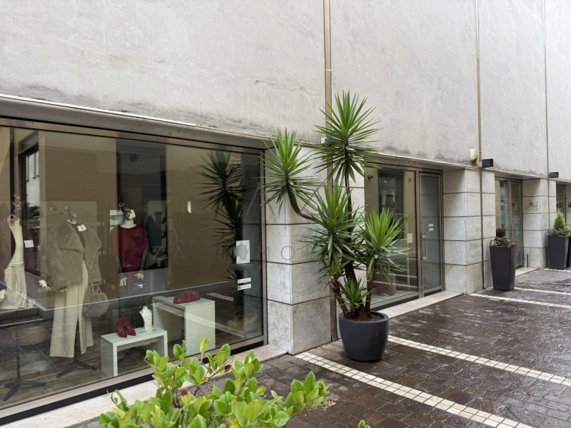 Immagine 1 di Negozio in affitto  in piazza giorgio saviane 9 a Castelfranco Veneto