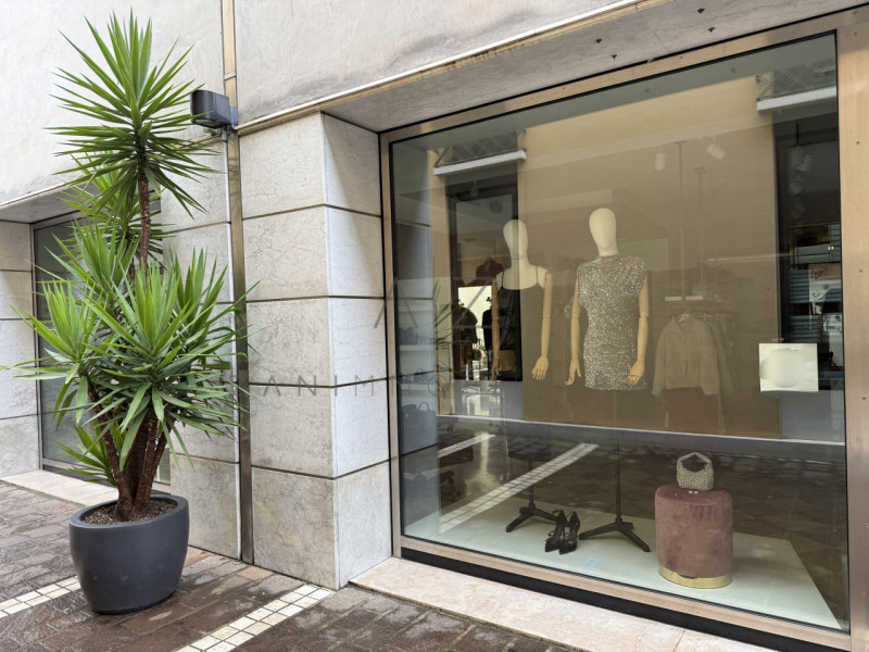 Immagine 2 di Negozio in affitto  in piazza giorgio saviane 9 a Castelfranco Veneto