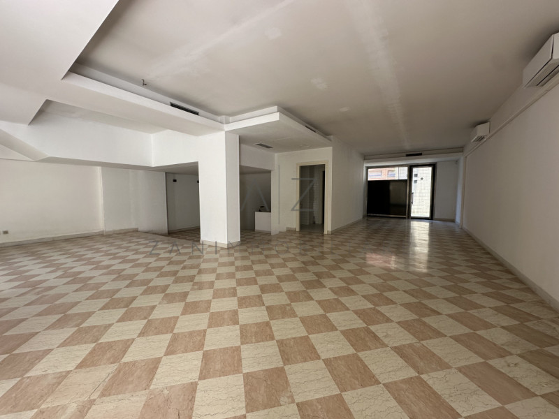 Immagine 3 di Negozio in affitto  in piazza giorgio saviane 9 a Castelfranco Veneto