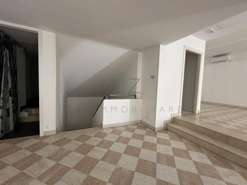 Immagine 5 di Negozio in affitto  in piazza giorgio saviane 9 a Castelfranco Veneto