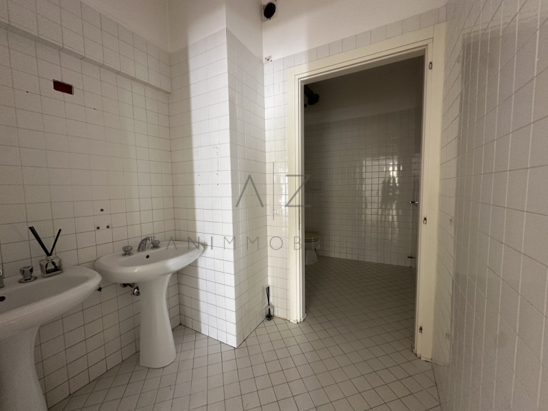 Immagine 6 di Negozio in affitto  in piazza giorgio saviane 9 a Castelfranco Veneto