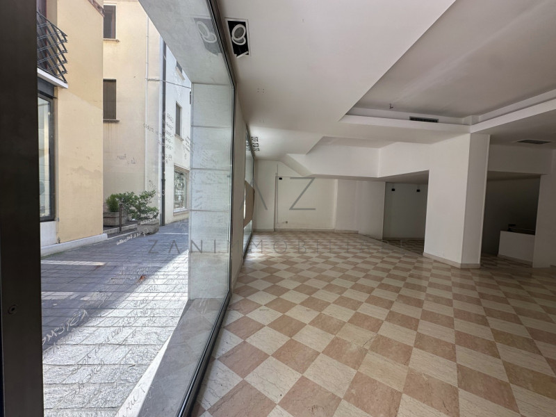 Immagine 7 di Negozio in affitto  in piazza giorgio saviane 9 a Castelfranco Veneto