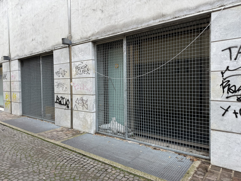 Immagine 11 di Negozio in affitto  in piazza giorgio saviane 9 a Castelfranco Veneto
