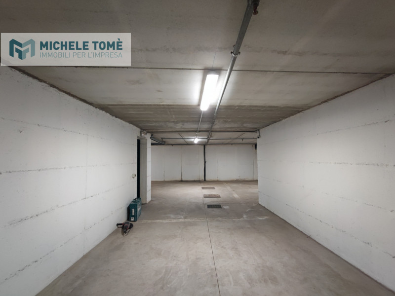 Immagine 6 di Magazzino in vendita  in vicolo basso acquar a Verona