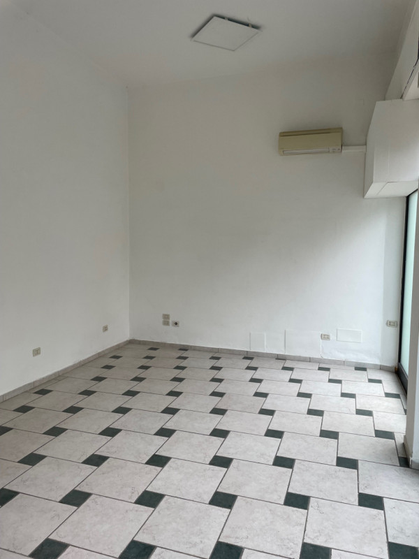 Immagine 1 di Negozio in vendita  in Via Paoli a Padova