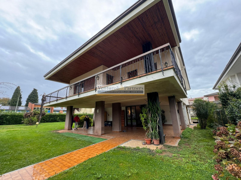 Immagine 1 di Villa in vendita  in Viale Ferretti a Gavardo