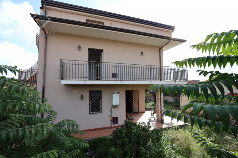 Immagine 27 di Casa indipendente in vendita  in via Enrico Fermi n.04 a Mascalucia