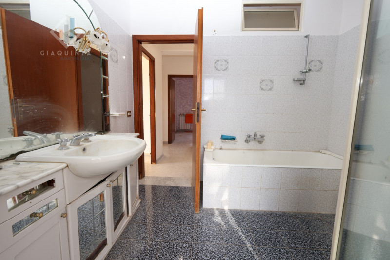 Immagine 38 di Casa indipendente in vendita  in via Enrico Fermi n.04 a Mascalucia