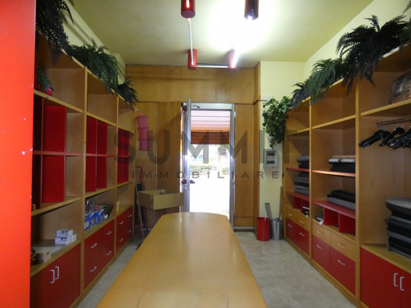 Immagine 2 di Negozio in vendita  in Schio a Schio