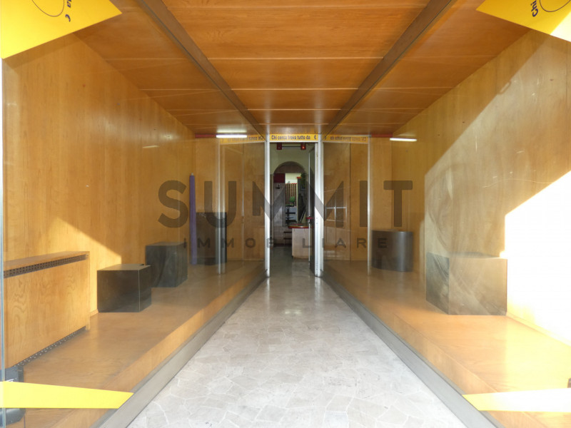 Immagine 3 di Negozio in vendita  in Schio a Schio