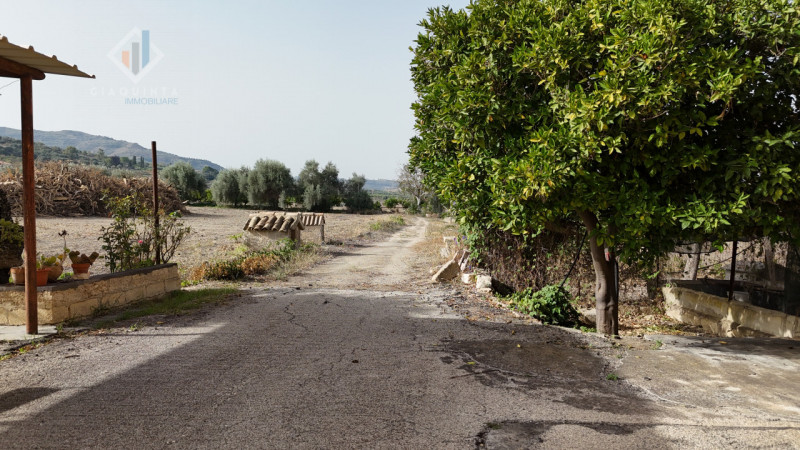 Immagine 26 di Rustico / casale in vendita  in SS385 a Mineo