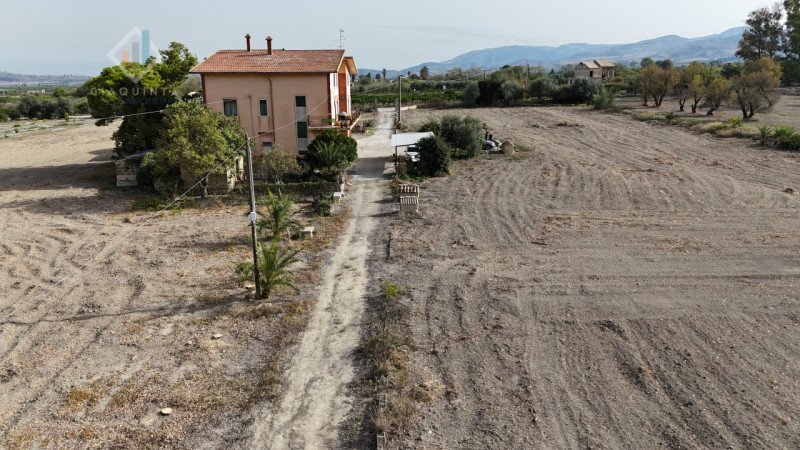 Immagine 49 di Rustico / casale in vendita  in SS385 a Mineo