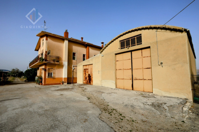 Immagine 56 di Rustico / casale in vendita  in SS385 a Mineo