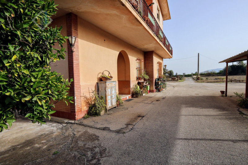 Immagine 57 di Rustico / casale in vendita  in SS385 a Mineo