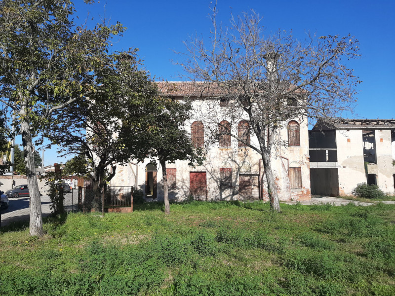 Immagine 17 di Ufficio in vendita  a Paese