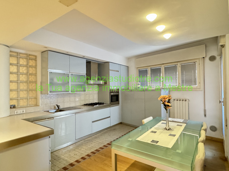 Immagine 1 di Appartamento in vendita  in via fogazzaro a Venezia