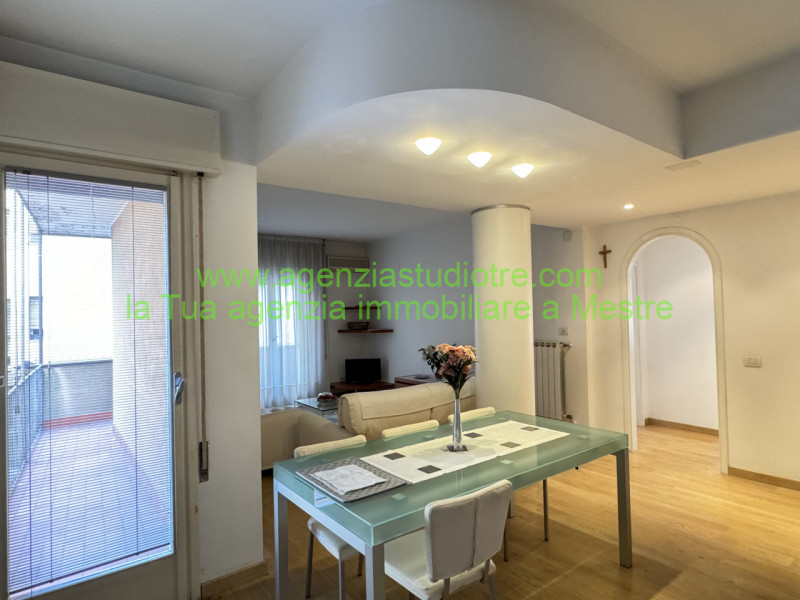 Immagine 2 di Appartamento in vendita  in via fogazzaro a Venezia