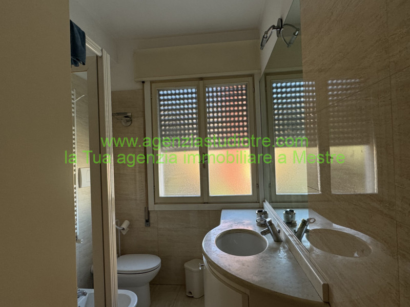 Immagine 15 di Appartamento in vendita  in via fogazzaro a Venezia