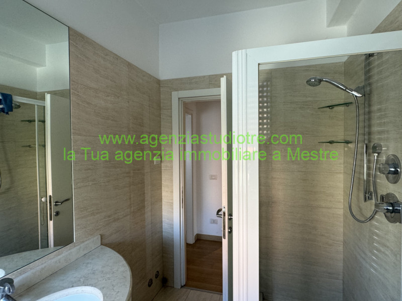 Immagine 16 di Appartamento in vendita  in via fogazzaro a Venezia