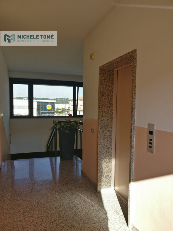 Immagine 13 di Ufficio in vendita  in via passo napoleone a Sant'ambrogio Di Valpolicella