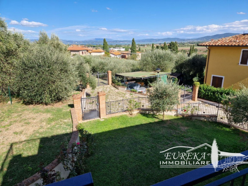 Immagine 9 di Appartamento in vendita  in via roma 152 a Castiglione Del Lago