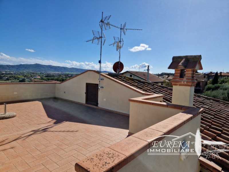 Immagine 11 di Appartamento in vendita  in via roma 152 a Castiglione Del Lago